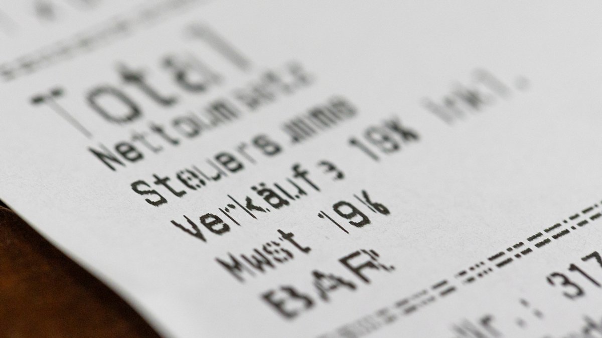 Eine Rechnung mit Mehrwertsteuer von einem gastronomischen Betrieb liegt auf einem Tisch.