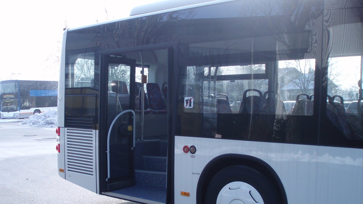 Symbolbild: Bus mit geöffneter Hintertür