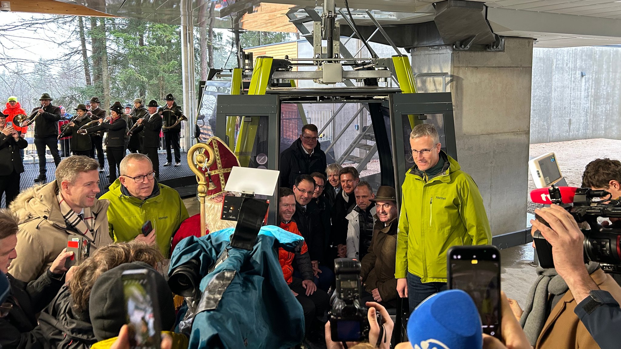 An der Südseite des Ochsenkopfs hat die neue Seilbahn ihren Betrieb aufgenommen. In 21 Kabinen haben jeweils bis zu zehn Personen Platz.