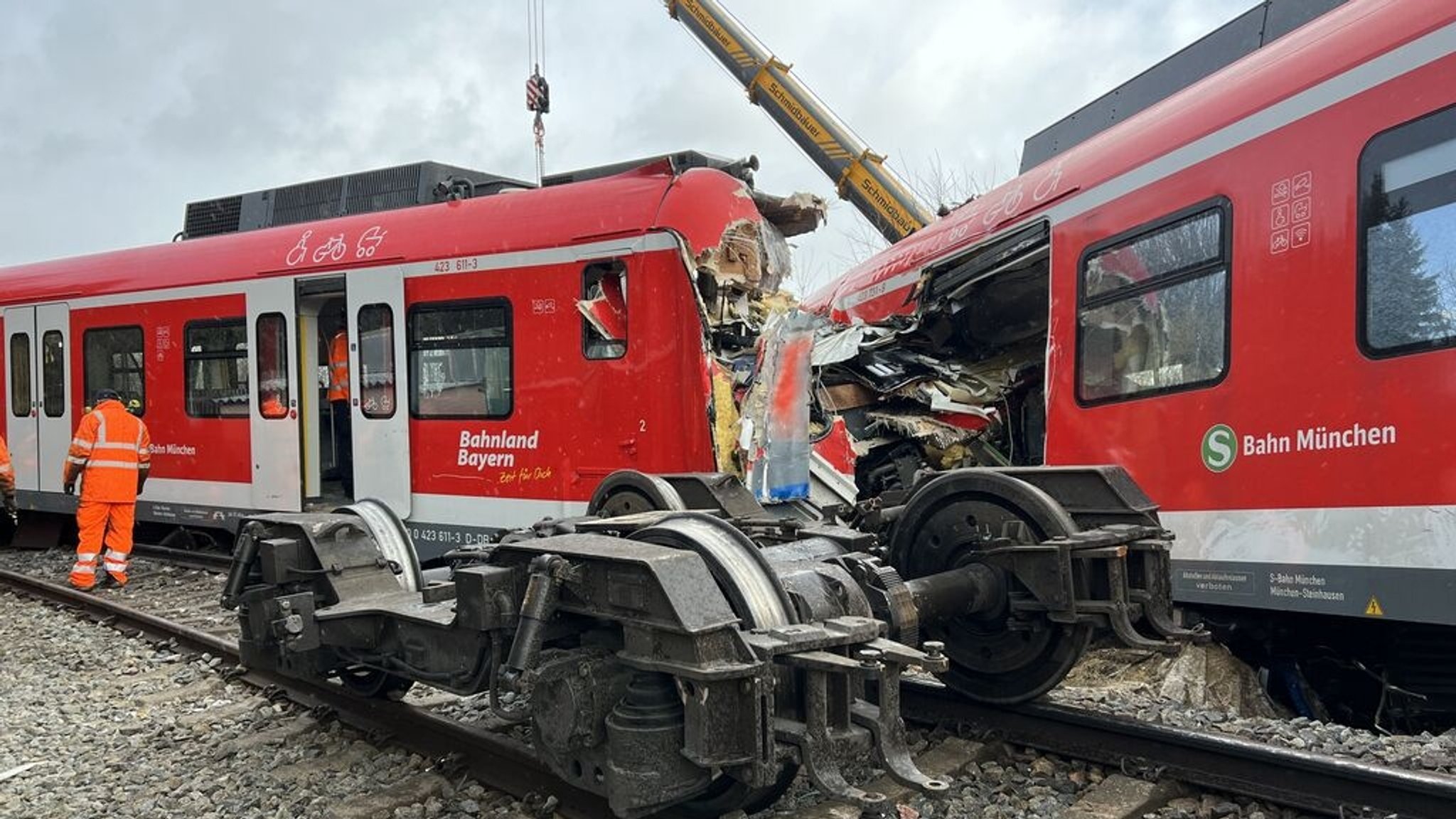 17.02.2022, Schäftlarn - Bergung an der Unglücksstelle mit einem Drehgestell. Am Montag waren auf eingleisiger Strecke zwei mit 95 Menschen besetzte S-Bahnen im Berufsverkehr frontal gegeneinander gestoßen. Ein 24 Jahre alter Fahrgast starb, zahlreiche Menschen wurden verletzt. Die Staatsanwaltschaft München I führt jetzt einen der Lokführer der S-Bahnen als Beschuldigten.