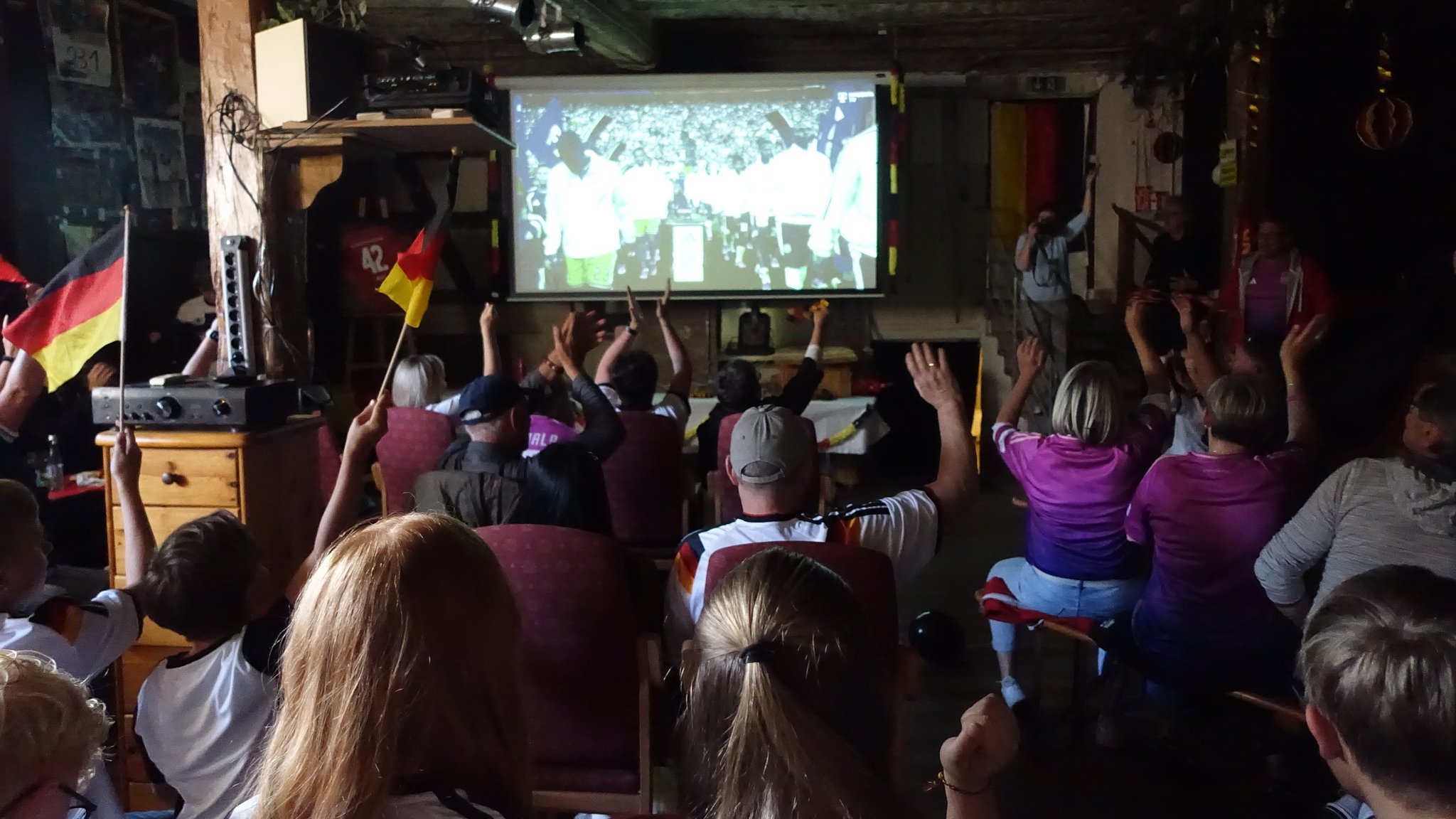 Gemeinsam WM vor der Leinwand erleben: Public Viewing in Frammersbach im Landkreis Main-Spessart | Bild: Wolfram Hanke / BR Gemeinsam WM vor der Leinwand erleben: Public Viewing in Frammersbach im Landkreis Main-Spessart