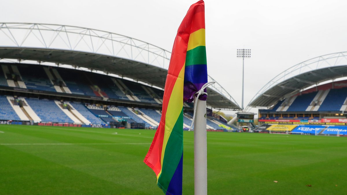 Eine Regenbogenfahne im Stadion in Huddersfield (Großbritannien).