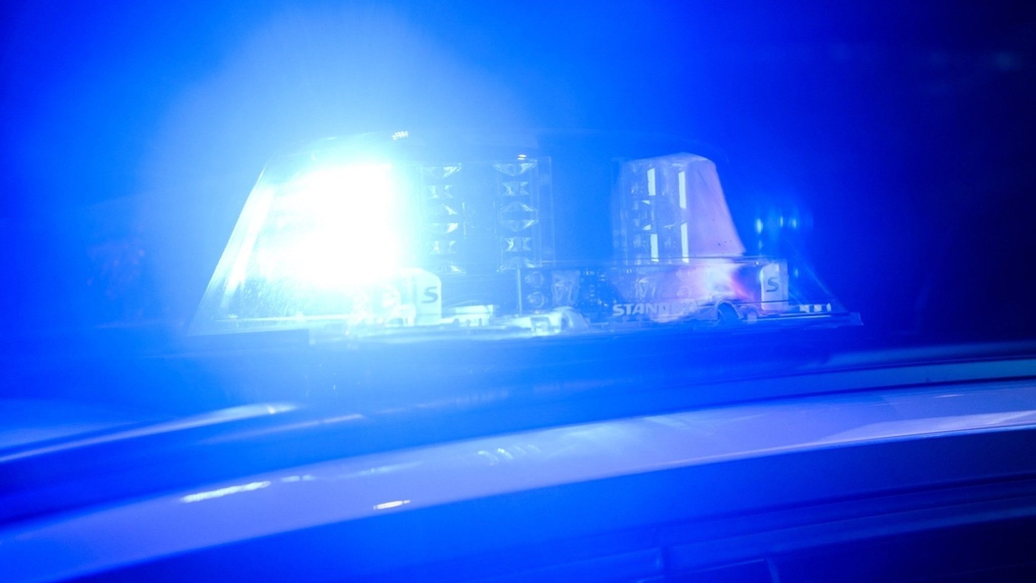 (Symbolbild) Blaulicht auf einem Polizeiwagen. | Bild: dpa-Bildfunk/Julian Stratenschulte (Symbolbild) Blaulicht auf einem Polizeiwagen.