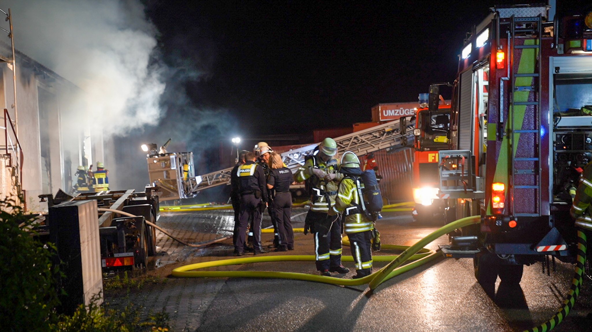 Löscharbeiten an brennender Lagerhalle | Bild: NEWS5 / Malte Tiedemann Löscharbeiten an brennender Lagerhalle