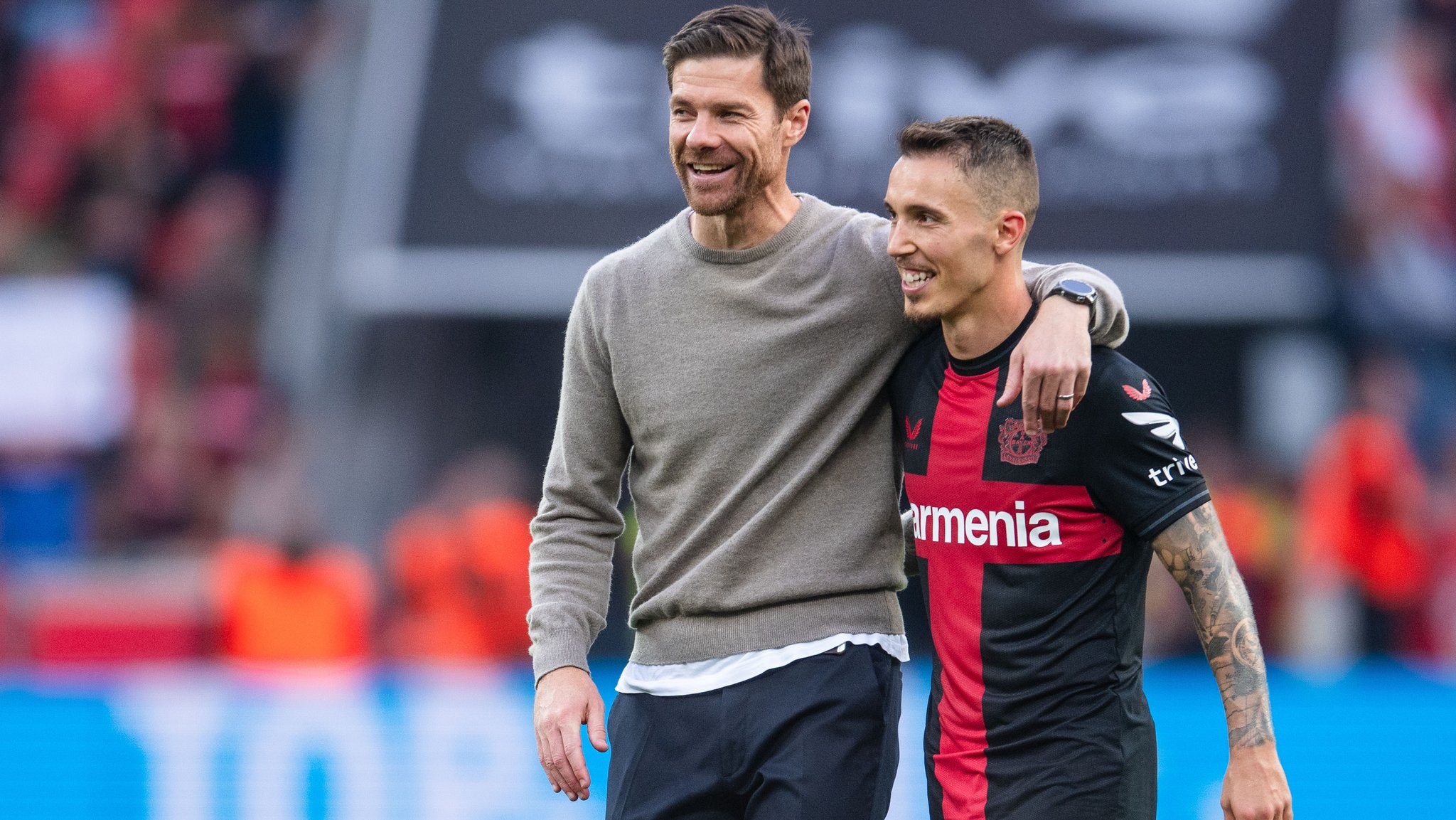 Xabi Alonso, Trainer von Bayer 04 Leverkusen, mit Alejandro Grimaldo