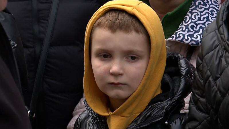 Kleiner Junge auf der Flucht aus der Ukraine