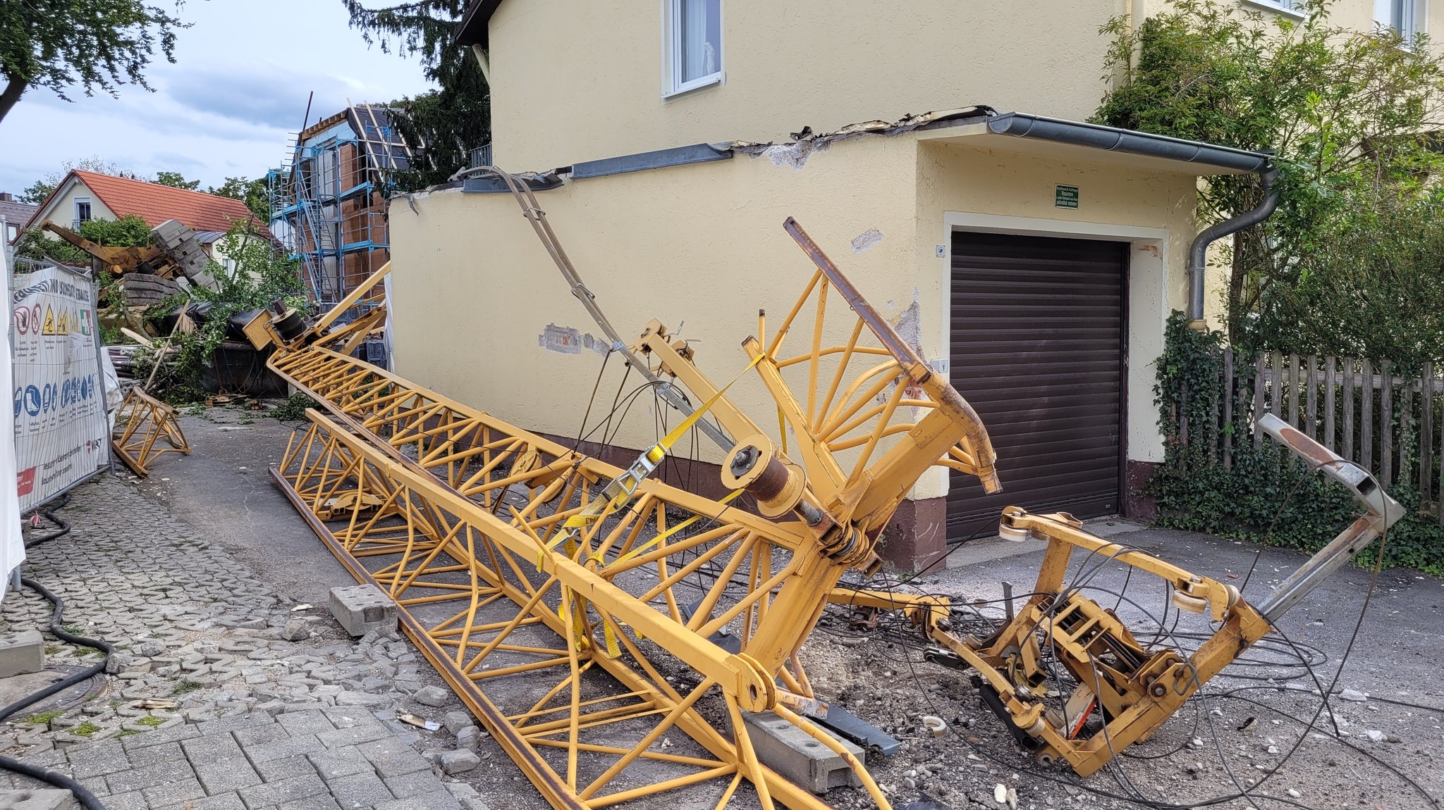 Wie durch ein Wunder wurde niemand verletzt: der umgestürzte Baukran von München-Trudering. | Bild: BR Wie durch ein Wunder wurde niemand verletzt: der umgestürzte Baukran von München-Trudering.