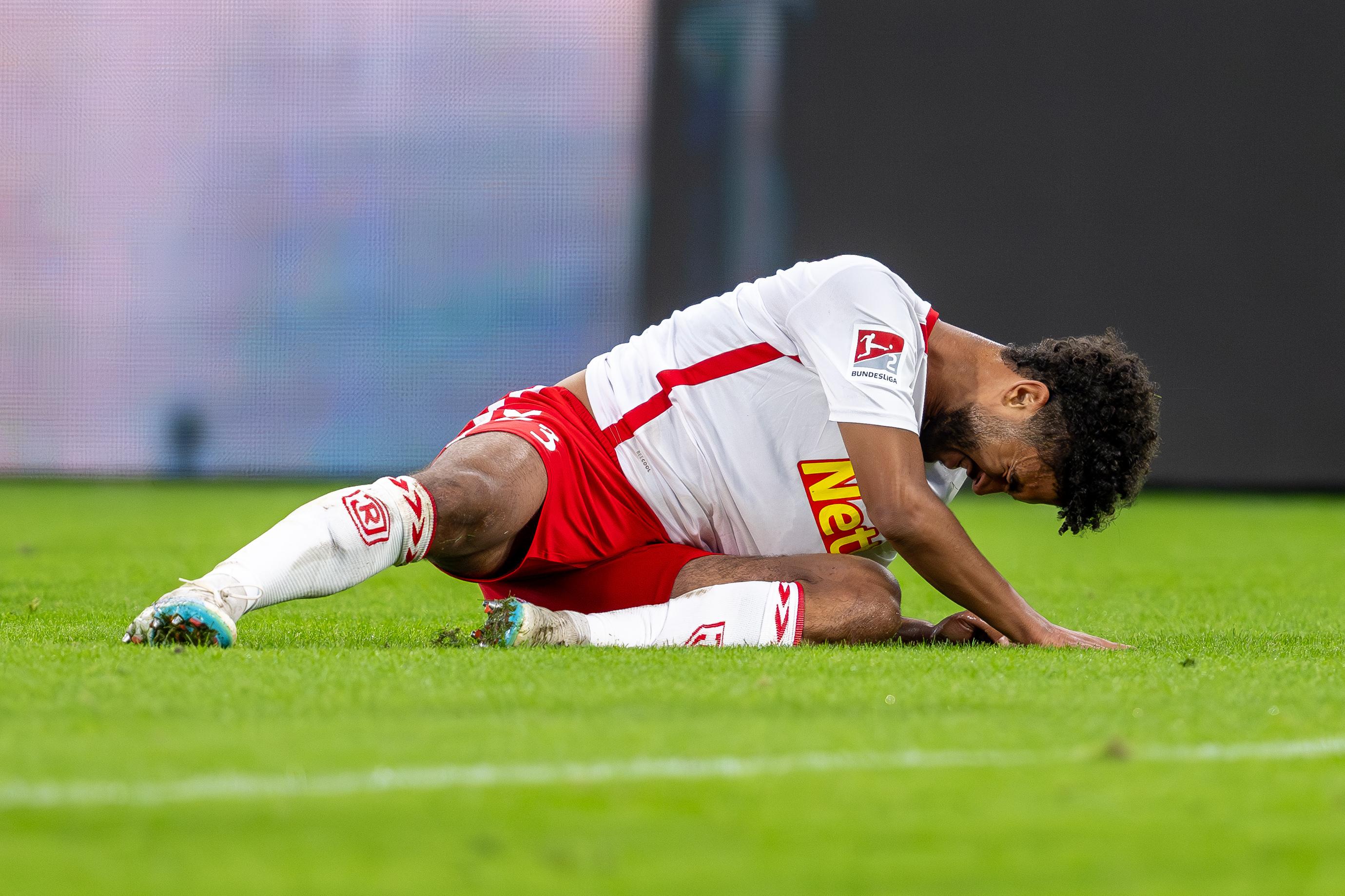 Regensburgs Bryan Hein liegt auf dem Spielfeld