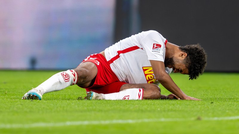 Regensburgs Bryan Hein liegt auf dem Spielfeld | Bild: picture-alliance/dpa Regensburgs Bryan Hein liegt auf dem Spielfeld