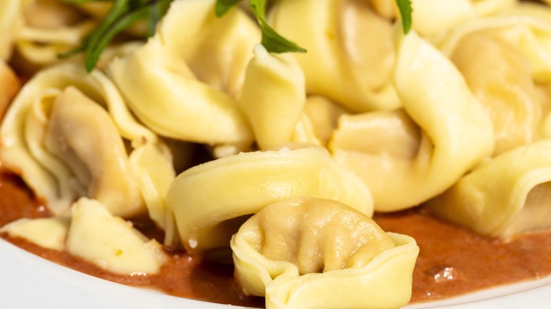 Tortellini Pasta mit Soße auf einem weißen Teller | Bild: picture alliance / Bernd Juergens Tortellini Pasta mit Soße auf einem weißen Teller