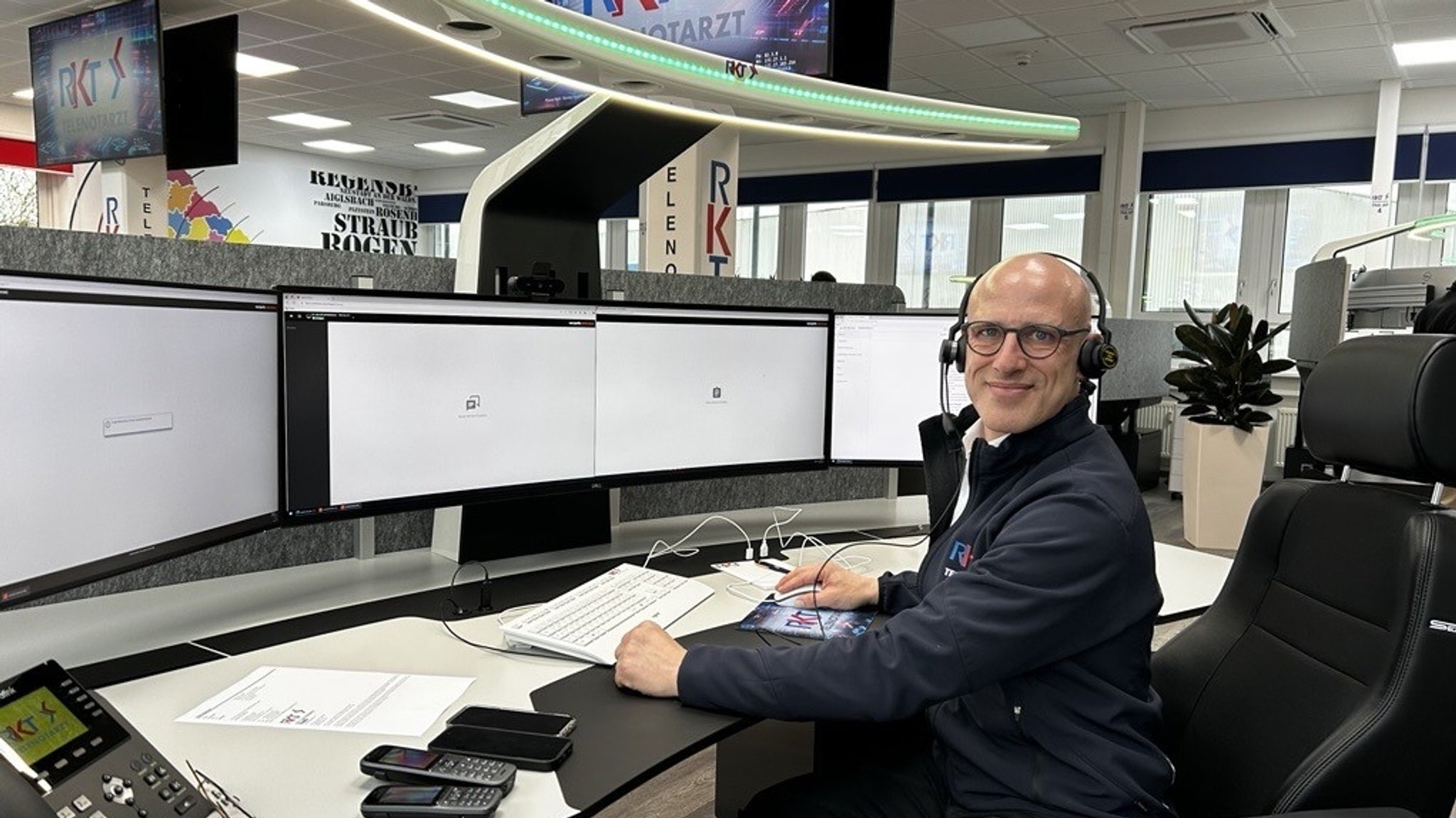 Telenotarzt Dr. Ulf Aschenbrenner am neuen Einsatzplatz zur audio-visuellen Kommunikation mit den Rettungssanitätern.