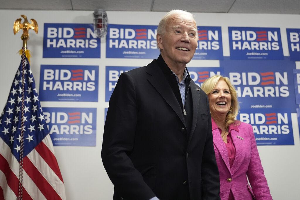 03.02.2024, USA, Wilmington: Joe Biden (l), Präsident der USA, wartet auf seine Rede, während First Lady Jill Biden im Hauptquartier der Biden-Kampagne zusieht. Foto: Alex Brandon/AP/dpa +++ dpa-Bildfunk +++