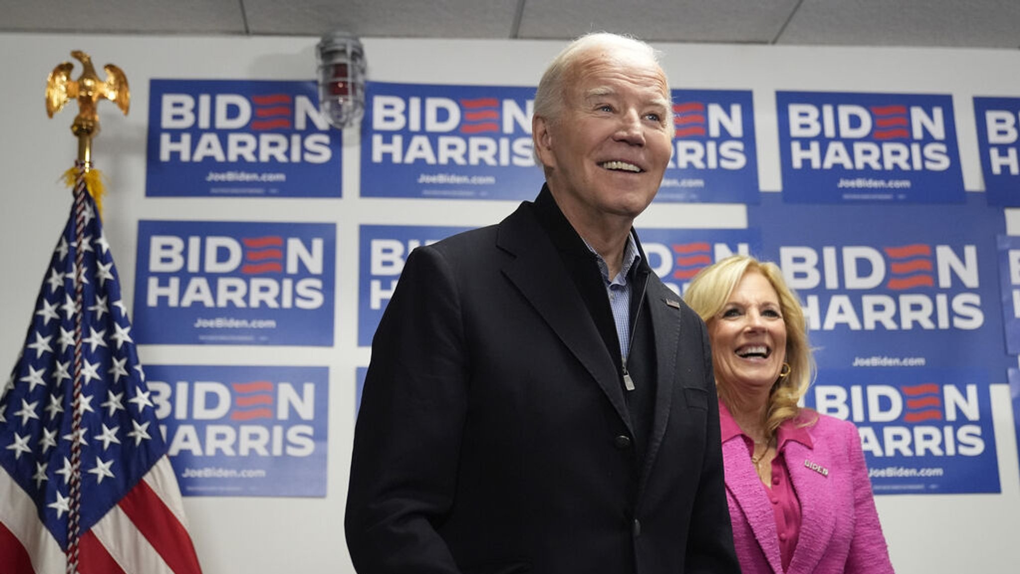 03.02.2024, USA, Wilmington: Joe Biden (l), Präsident der USA, wartet auf seine Rede, während First Lady Jill Biden im Hauptquartier der Biden-Kampagne zusieht. Foto: Alex Brandon/AP/dpa +++ dpa-Bildfunk +++