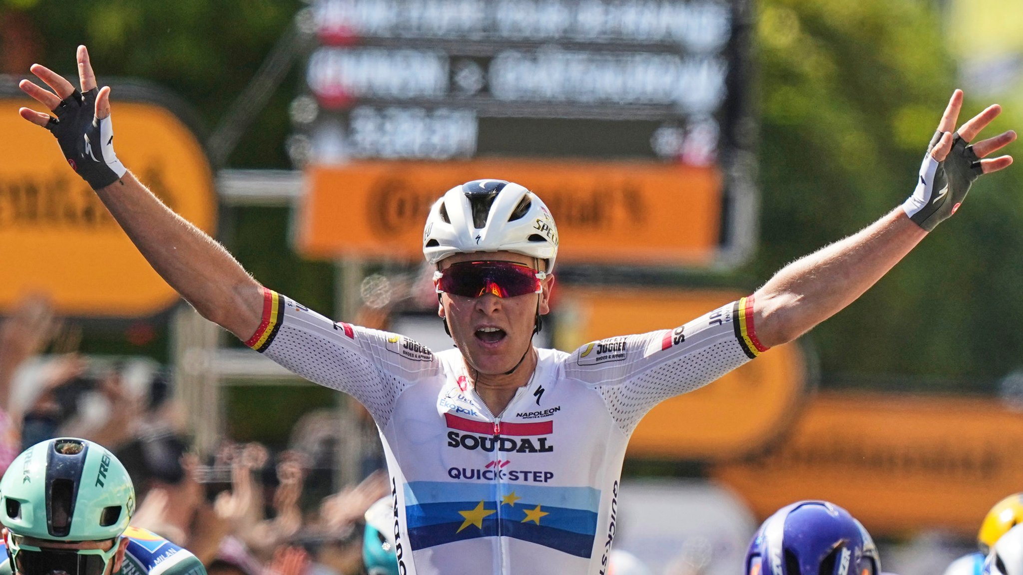 ARCHIV - 13.07.2025, Frankreich, Chateauroux: Radsport: UCI WorldTour - Tour de France, Chinon - Chateauroux (174,10 km), 9. Etappe. Der belgische Etappensieger Tim Merlier (weiß) überquert die Ziellinie. Foto: Thibault Camus/AP/dpa +++ dpa-Bildfunk +++