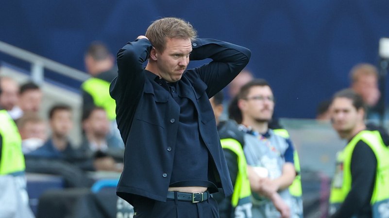 Julian Nagelsmann sieht die 0:2-Niederlage des DFB-Teams gegen Frankreich. | Bild: picture alliance / osnapix / Marcus Hirnschal Julian Nagelsmann sieht die 0:2-Niederlage des DFB-Teams gegen Frankreich.