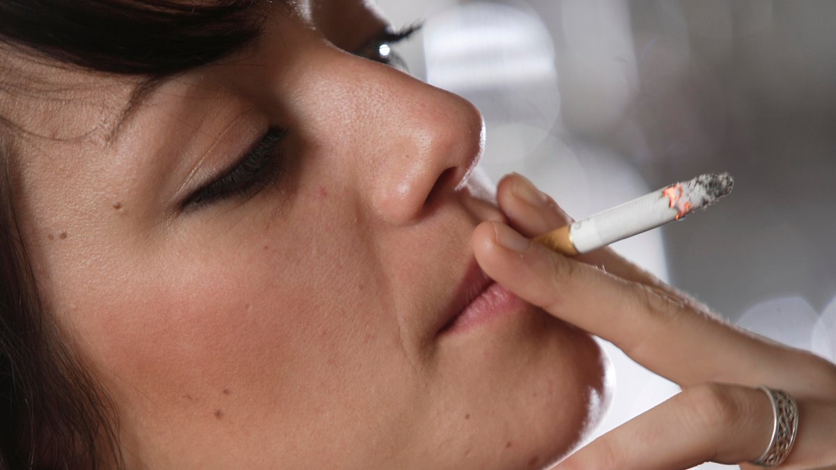 ARCHIV (23.12.2015): Junge Frau beim Rauchen