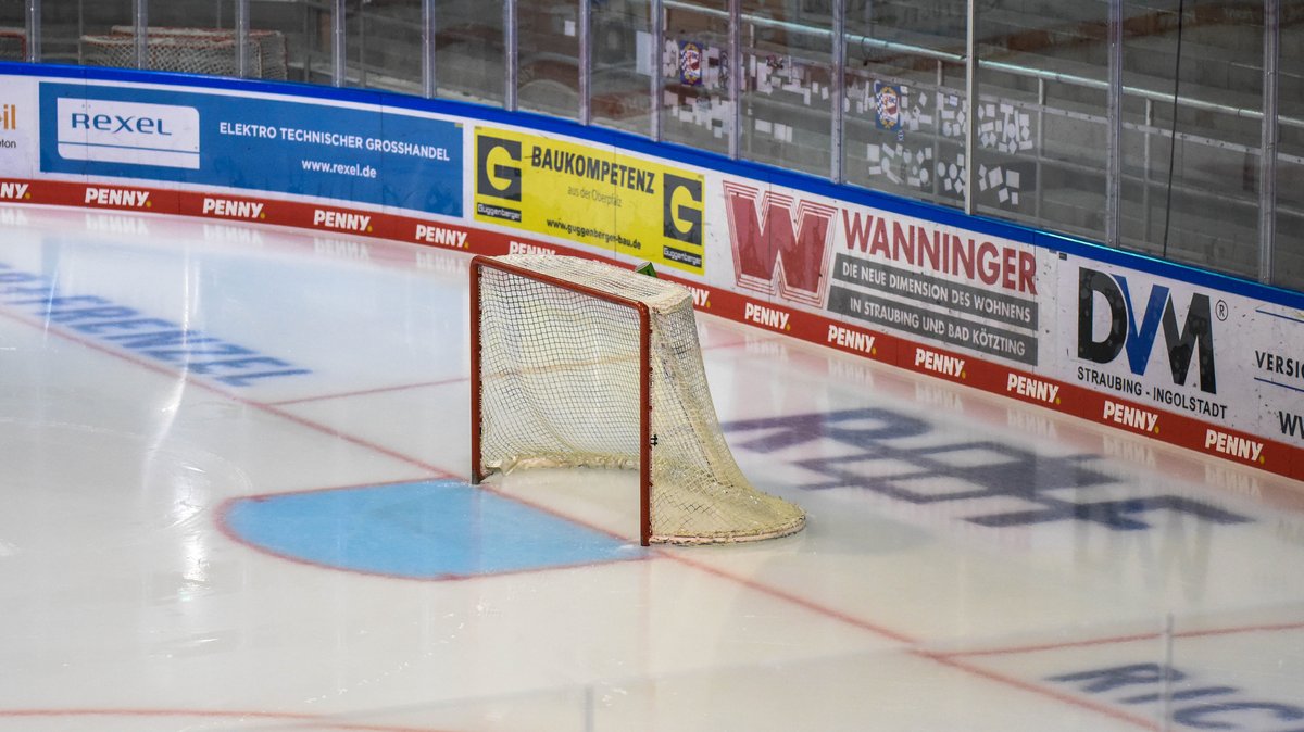 Ein leeres Eishockey Tor (Symbolbild)
