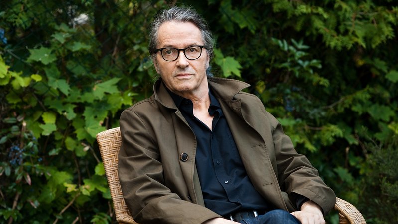 Ralf Rothmann sitzt auf einem Stuhl vor einer Hecke. | Bild: Heike Steinweg/Suhrkamp Verlag Ralf Rothmann sitzt auf einem Stuhl vor einer Hecke.