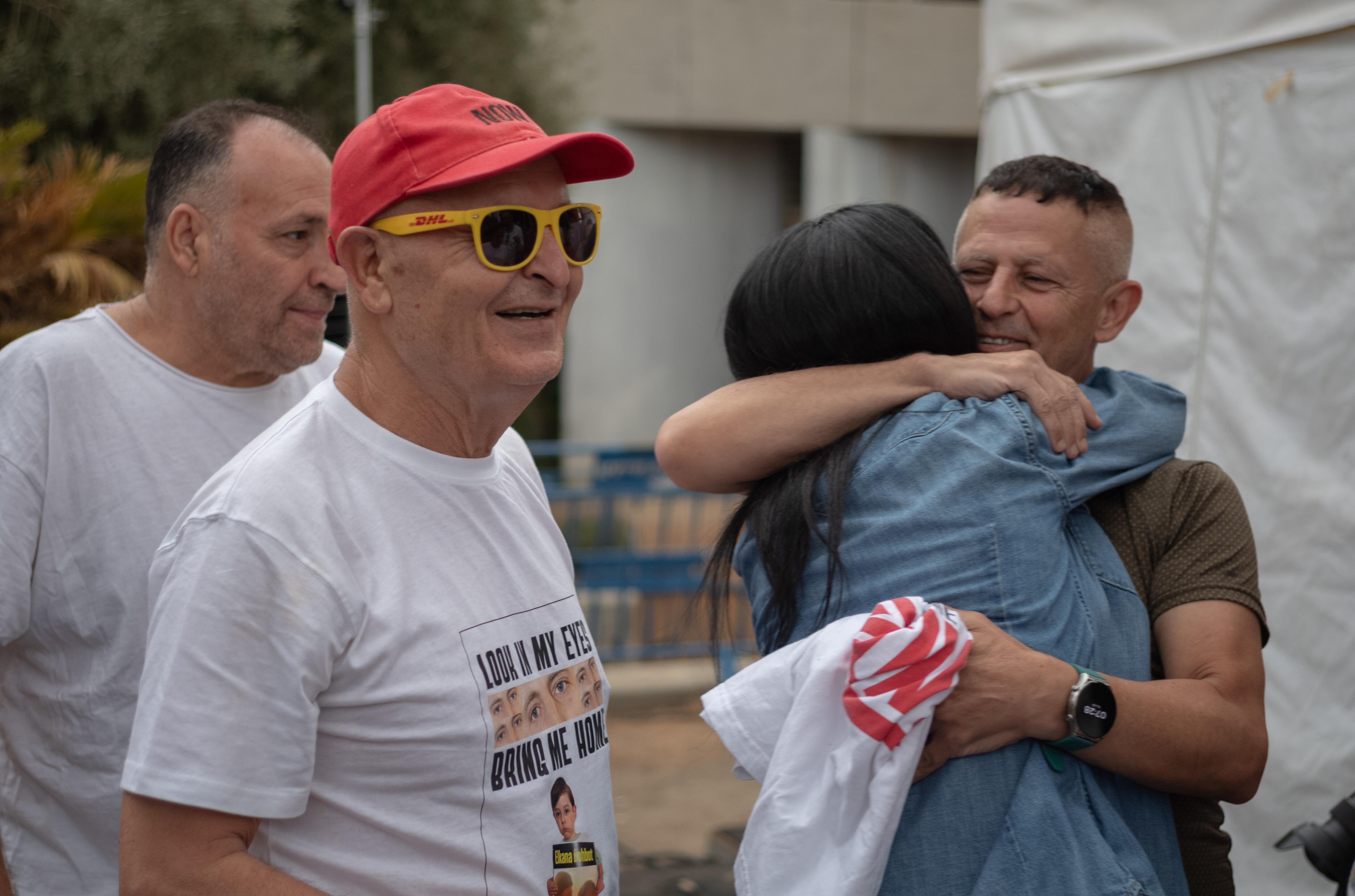 Menschen in Tel Aviv freuen sich über die Einigung 
