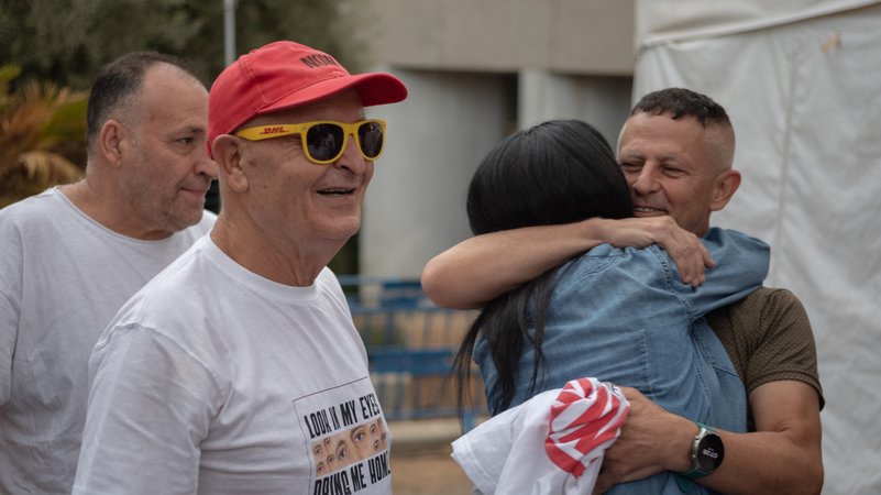 Menschen in Tel Aviv freuen sich über die Einigung | Bild: picture alliance/dpa | Ilia Yefimovich Menschen in Tel Aviv freuen sich über die Einigung