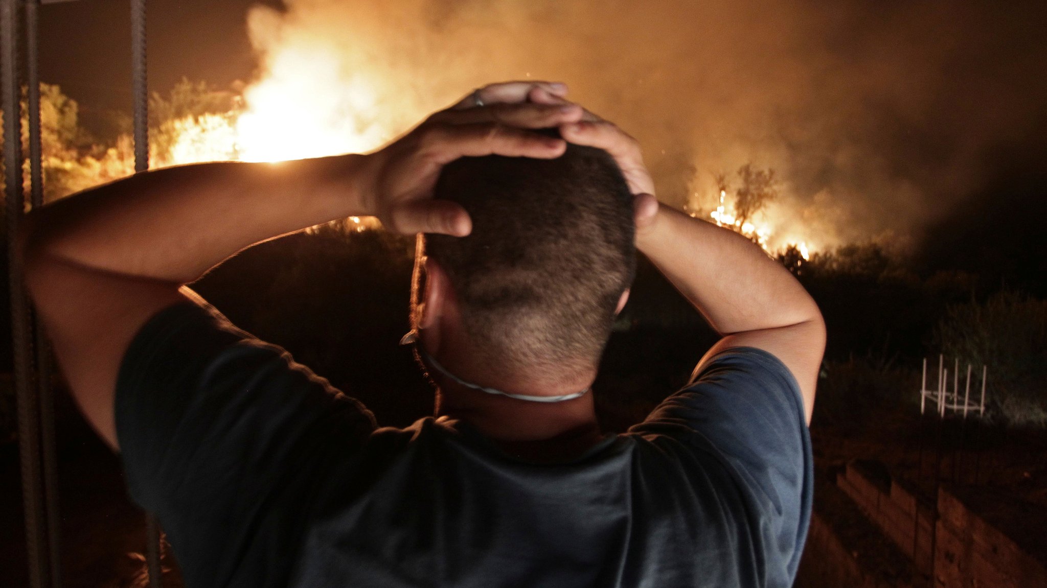 Die pure Verzweiflung: Mann steht vor Flammen