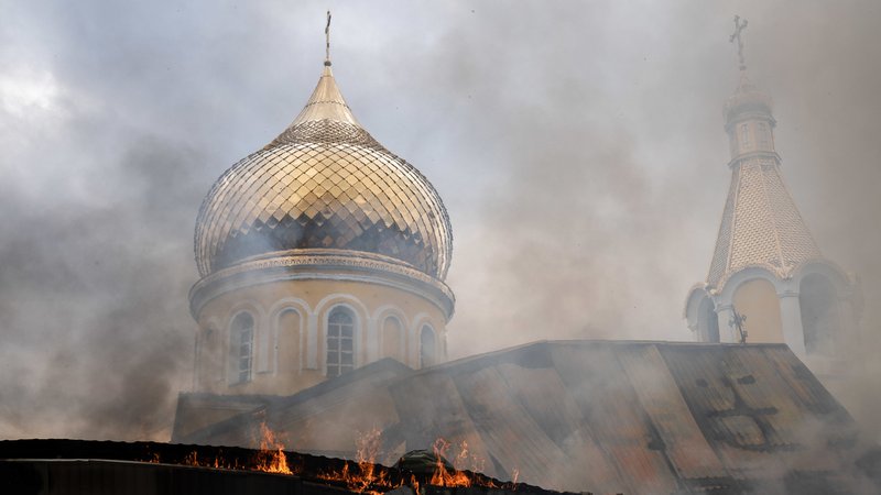 Brennendes Kirchendach in Kupjansk in der Ukraine