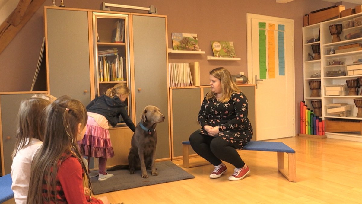 Kindergartenkinder, Hund Rocky und Kita-Leiterin Luisa Fischer
