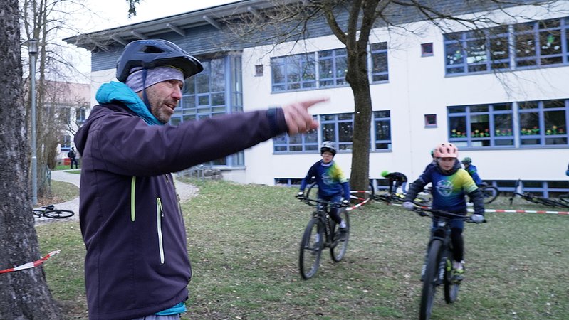 Lehrer Christian Walter leitet die Mountainbike-Gruppe an der Grund- und Mittelschule Ettringen an. | Bild: BR / Florian Regensburger Lehrer Christian Walter leitet die Mountainbike-Gruppe an der Grund- und Mittelschule Ettringen an.