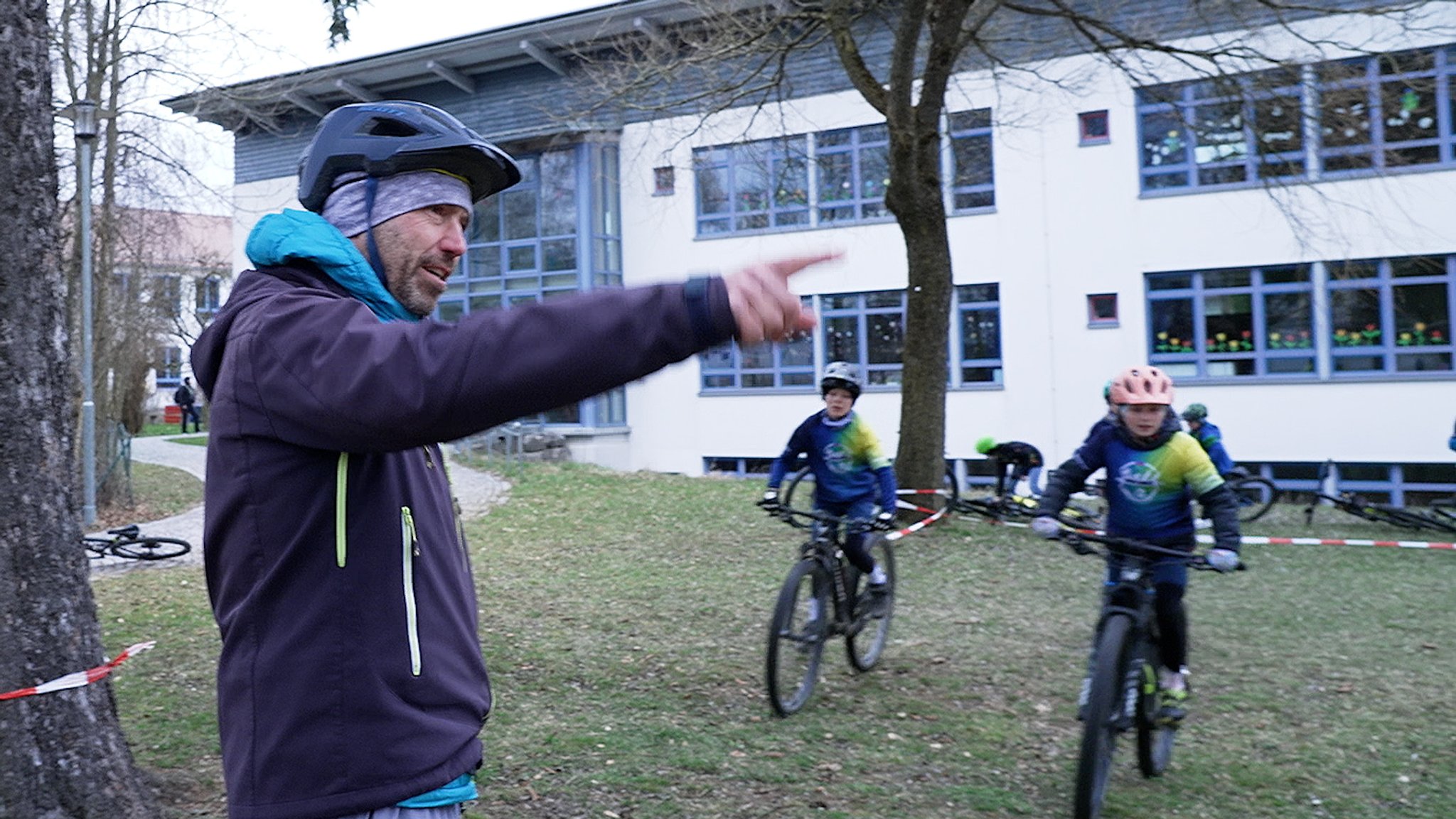 Lehrer Christian Walter leitet die Mountainbike-Gruppe an der Grund- und Mittelschule Ettringen an.