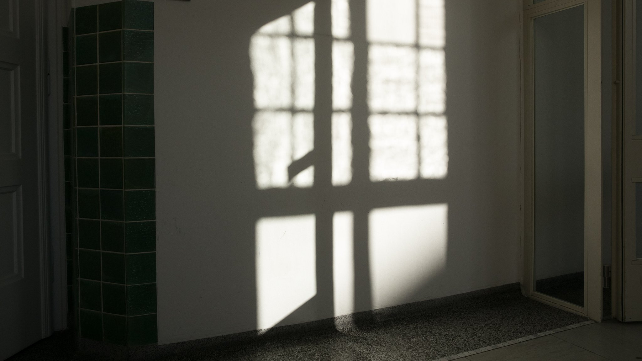 Foto vom Schatten einer offenen Glastür