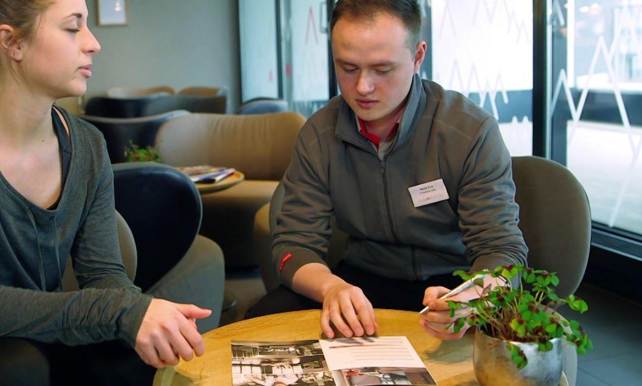 Mitarbeiter des Fitnessstudios im Gespräch miteinander