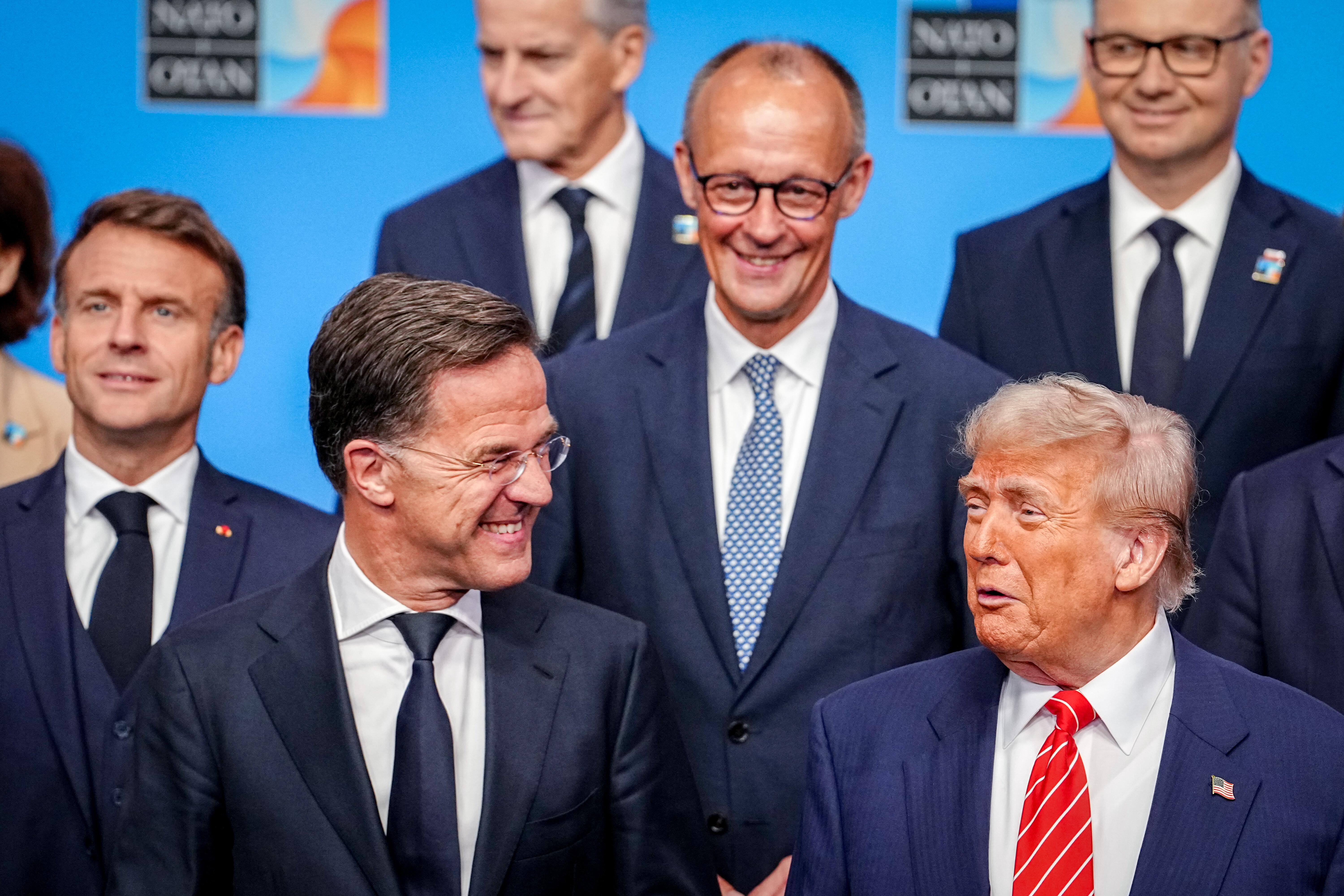 Nato-Gipfel mit Trump (r,), Generalsekretär Rütte (l.), im Hintergrund Kanzler Merz und Frankreichs Staatschef Macron (l.) 