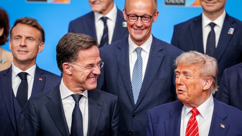 Nato-Gipfel mit Trump (r,), Generalsekretär Rütte (l.), im Hintergrund Kanzler Merz und Frankreichs Staatschef Macron (l.) | Bild: picture alliance/dpa | Kay Nietfeld Nato-Gipfel mit Trump (r,), Generalsekretär Rütte (l.), im Hintergrund Kanzler Merz und Frankreichs Staatschef Macron (l.)
