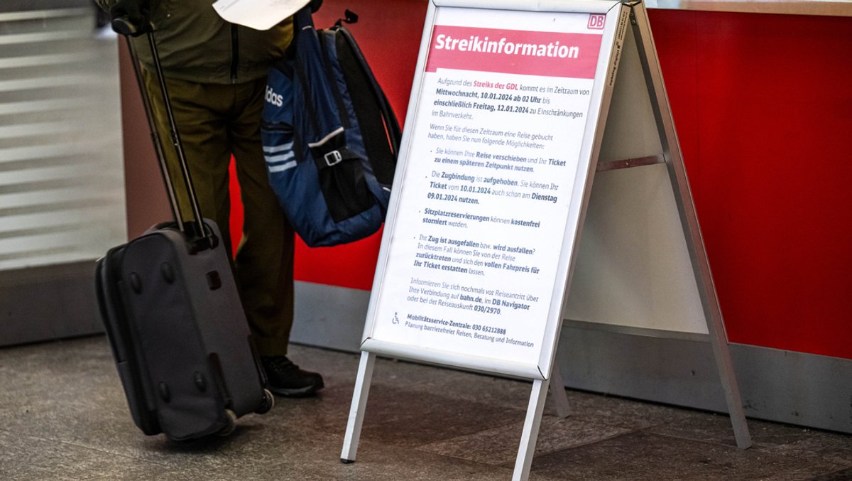 "Streikinformation"· steht auf einem Aufsteller. Die Gewerkschaft Deutscher Lokomotivführer (GDL) hat ab Mitte der Woche zum ersten mehrtägigen Streik im aktuellen Tarifkonflikt mit der Deutschen Bahn und anderen Unternehmen aufgerufen. 