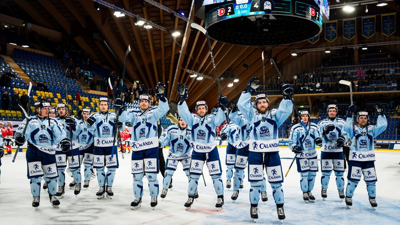Die Straubing Tigers feiern den Sieg gegen das tschechische Team Dynamo Pardubice – beim Spengler Cup in der Schweiz. | Bild: Straubing Tigers/City-Press GmbH Die Straubing Tigers feiern den Sieg gegen das tschechische Team Dynamo Pardubice – beim Spengler Cup in der Schweiz.