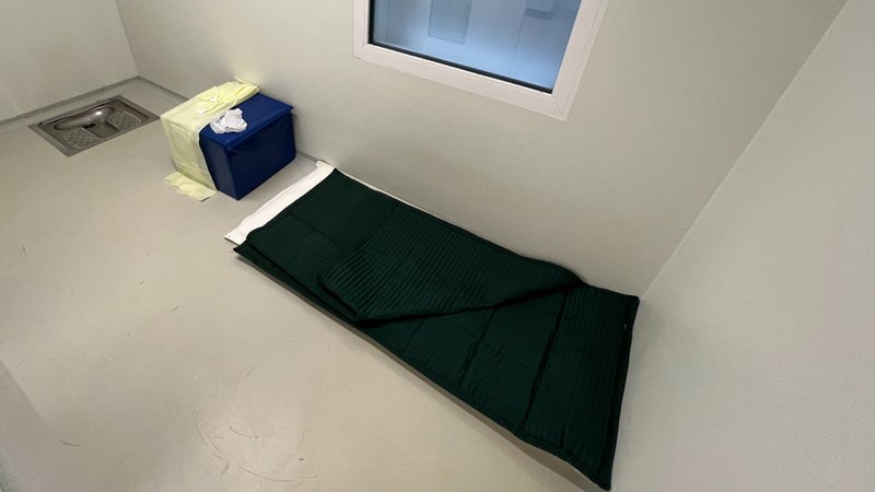 Der besonders gesicherte Haftraum (bgH) steht im Zusammenhang zu den Misshandlungsvorwürfen im Gablinger Gefängnis. | Bild: BR/Andreas Herz Der besonders gesicherte Haftraum (bgH) steht im Zusammenhang zu den Misshandlungsvorwürfen im Gablinger Gefängnis.