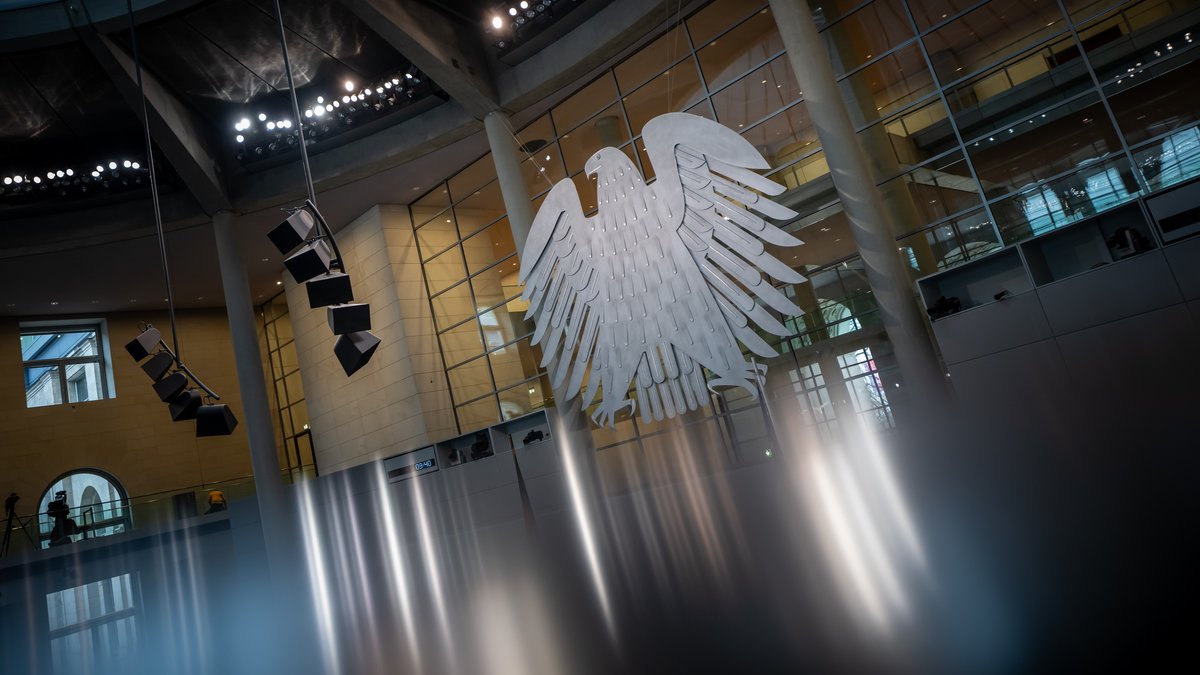 Blick auf den Bundesadler im Plenarsaal vor einer Regierungserklärung zur Haushaltslage im Bundestag.