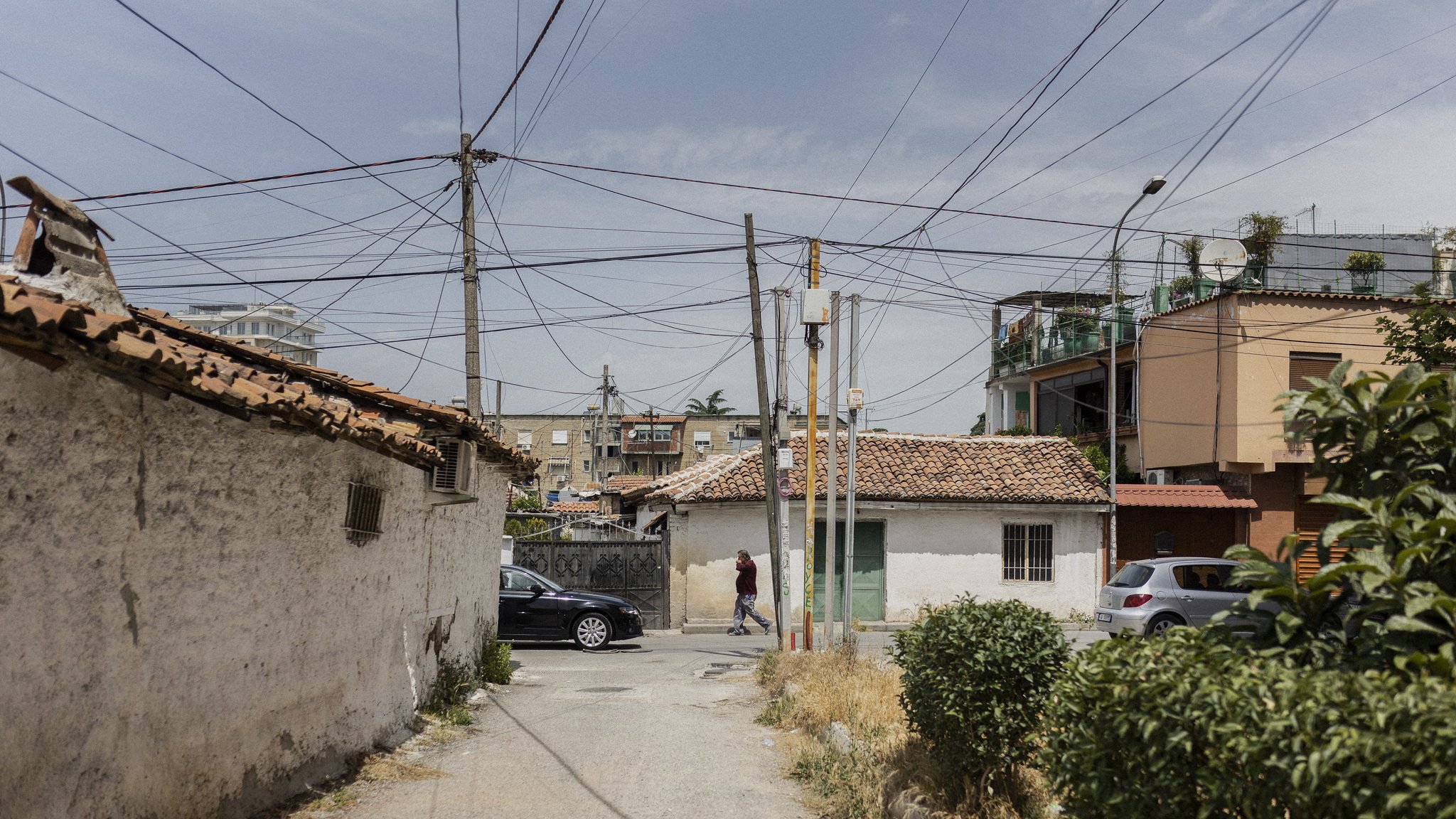 Eine Person laeuft entlang einer Strasse in Tirana