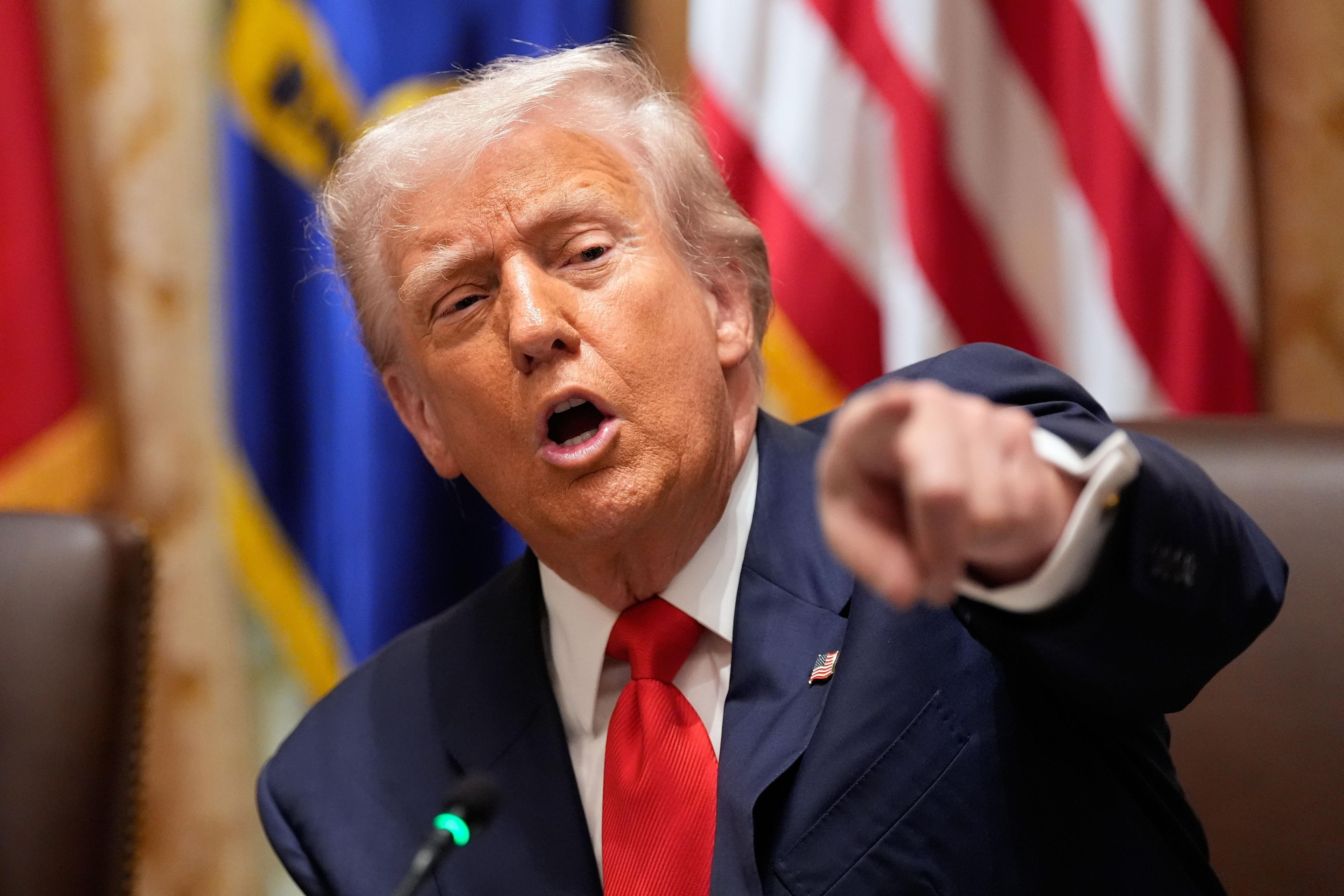 ARCHIV - 14.10.2025, USA, Washington: US-Präsident Donald Trump beantwortet Fragen von Reportern während eines Treffens mit dem argentinischen Präsidenten Milei im Kabinettssaal des Weißen Hauses. (zu dpa: «USA greifen offensichtlich Ziele in Venezuela an») Foto: Alex Brandon/AP/dpa +++ dpa-Bildfunk +++