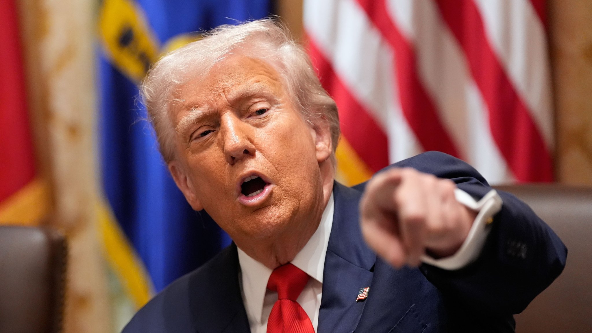 ARCHIV - 14.10.2025, USA, Washington: US-Präsident Donald Trump beantwortet Fragen von Reportern während eines Treffens mit dem argentinischen Präsidenten Milei im Kabinettssaal des Weißen Hauses. (zu dpa: «USA greifen offensichtlich Ziele in Venezuela an») Foto: Alex Brandon/AP/dpa +++ dpa-Bildfunk +++