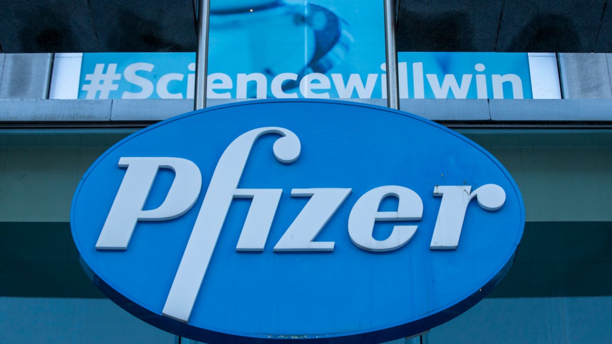 Über dem Pfizer-Logo am Hauptsitz des Pharmaunternehmens in der Nähe von Brüssel steht der Hashtag "#Sciencewillwin" (Archivbild).