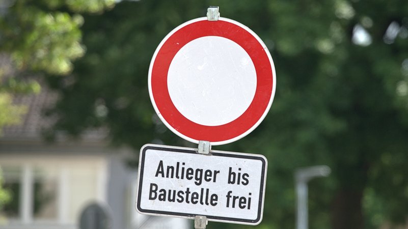 Symbolbild mit einem Schild "Durchfahrt verboten" und dem zusätzlichen Schild: "Anlieger bis Baustelle frei" | Bild: picture alliance / SULUPRESS.DE | Torsten Sukrow / SULUPRESS.DE Symbolbild mit einem Schild "Durchfahrt verboten" und dem zusätzlichen Schild: "Anlieger bis Baustelle frei"