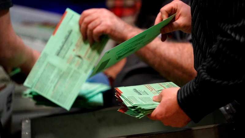 Wahlhelfer sortieren die Stimmzettel für die Unterschriftenprüfung vor der Auszählung im Maricopa County
