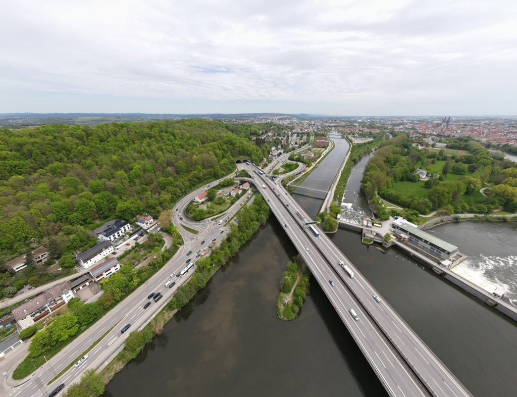 Autobahn und Tunneleinfahrt bei Regensburg
