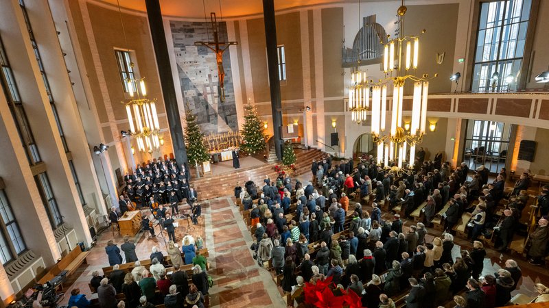 Der evangelische Landesbischof Kopp predigt in der Münchner Matthäuskirche, Aufnahme vom 25.12.2025. | Bild: picture alliance/dpa | Peter Kneffel Der evangelische Landesbischof Kopp predigt in der Münchner Matthäuskirche, Aufnahme vom 25.12.2025.