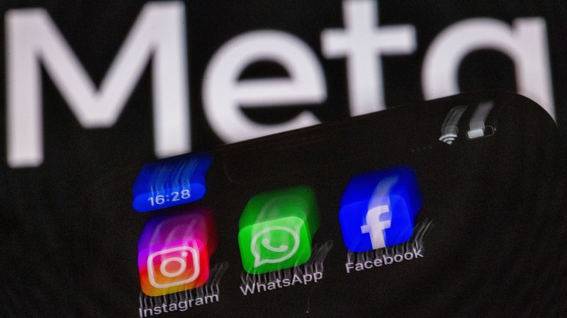 Die Apps Instagram, Facebook und WhatsApp sind auf dem Display eines Smartphones vor dem Logo des Internetkonzerns Meta zu sehen. | Bild: dpa-Bildfunk/Jens Büttner Die Apps Instagram, Facebook und WhatsApp sind auf dem Display eines Smartphones vor dem Logo des Internetkonzerns Meta zu sehen.