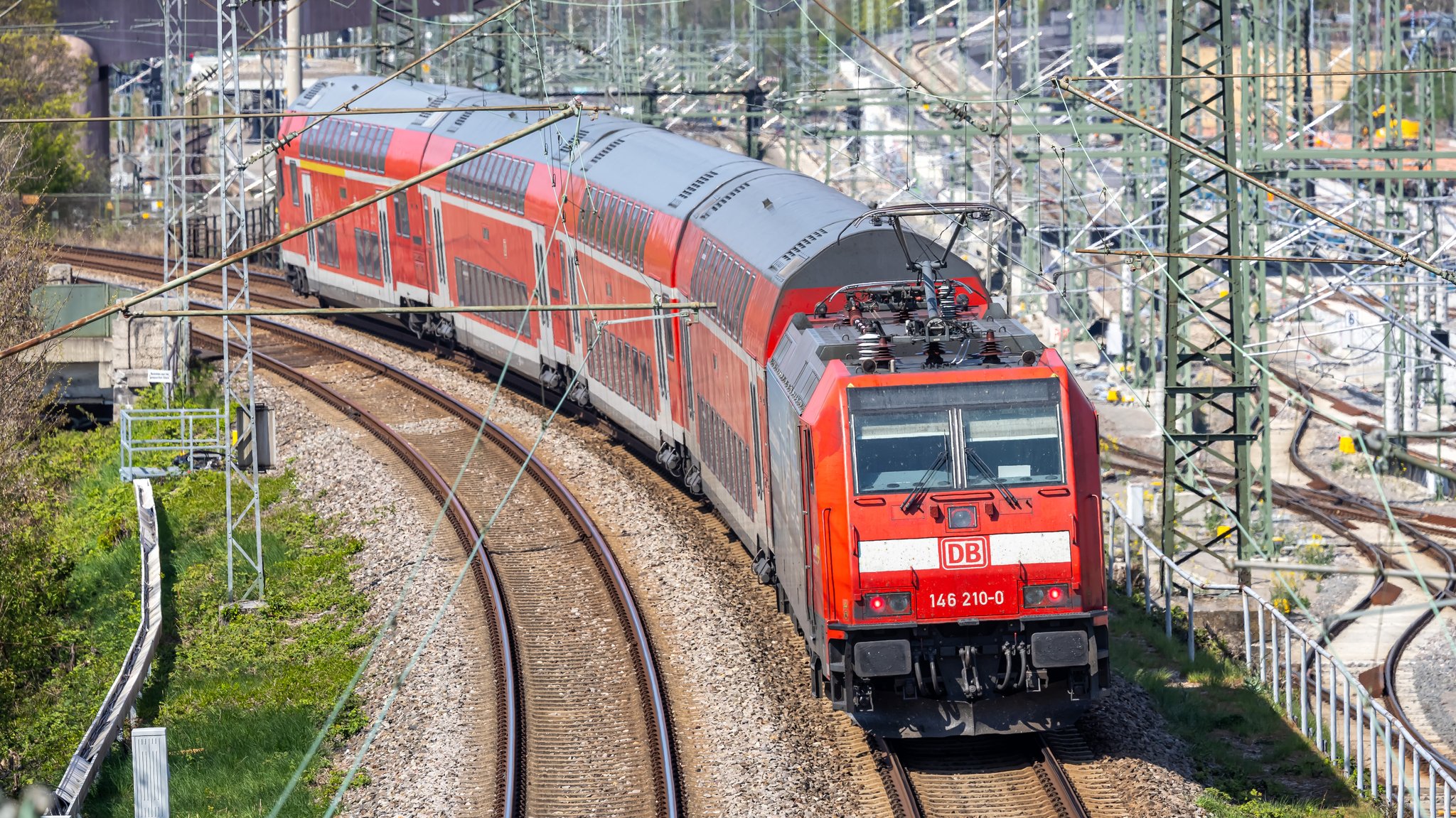 Symbolbild: Regionalzug in Baden-Württemberg | Bild: picture alliance / Markus Mainka | Markus Mainka Symbolbild: Regionalzug in Baden-Württemberg