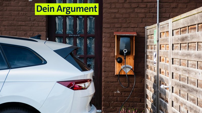 Elektroauto vor einer Wallbox | Bild: picture alliance / imageBROKER | Robert Poorten Elektroauto vor einer Wallbox