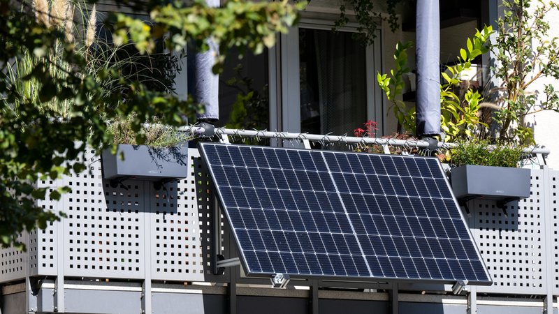 ARCHIV - 22.09.2022, Bayern, München: Eine kleine Solaranlage an einem Balkon eines Mehrparteienhauses angebracht. | Bild: dpa-Bildfunk/Sven Hoppe ARCHIV - 22.09.2022, Bayern, München: Eine kleine Solaranlage an einem Balkon eines Mehrparteienhauses angebracht.