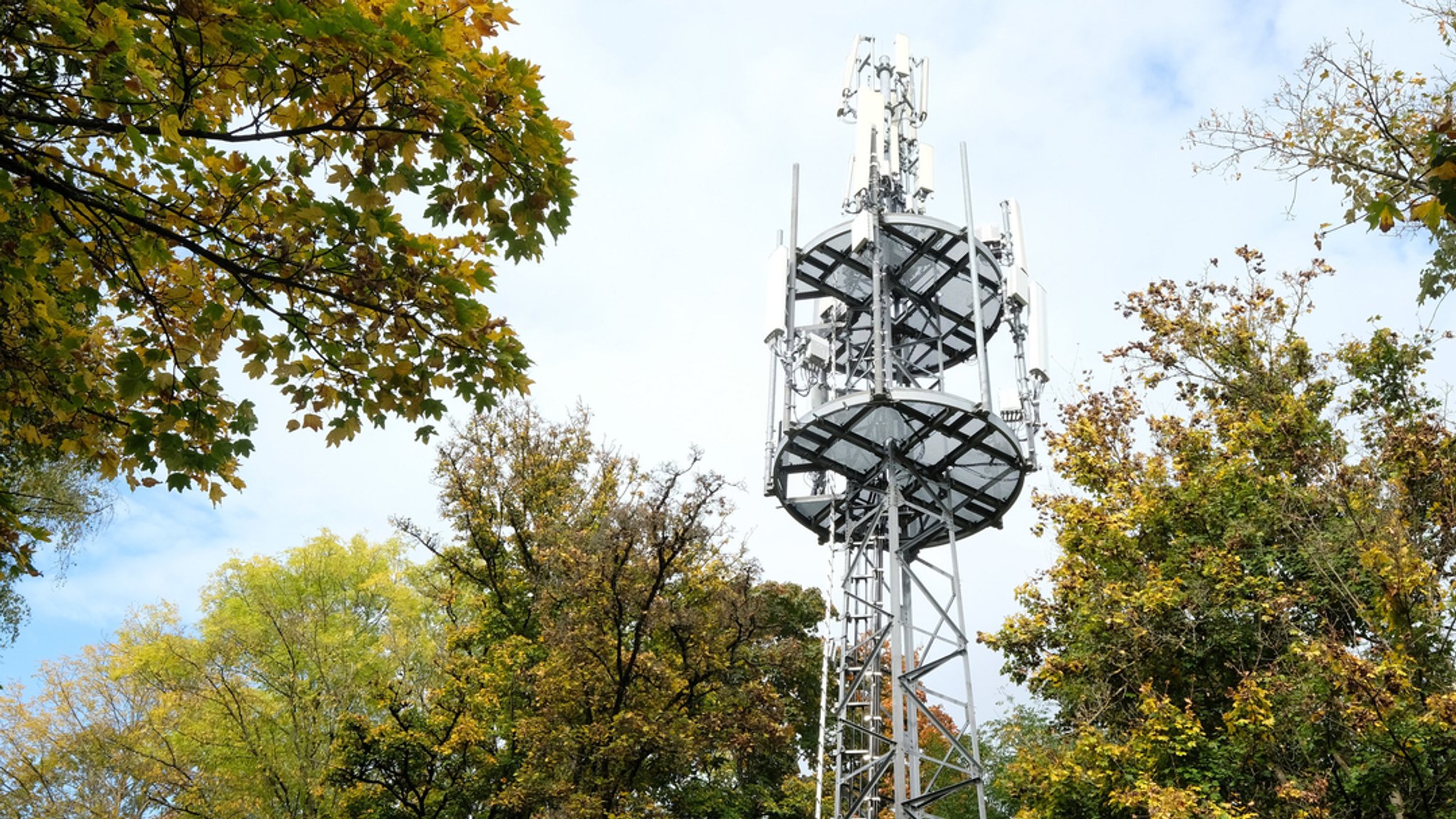 Ein Mobilfunkmast steht am Rande eines Wohngebiets.